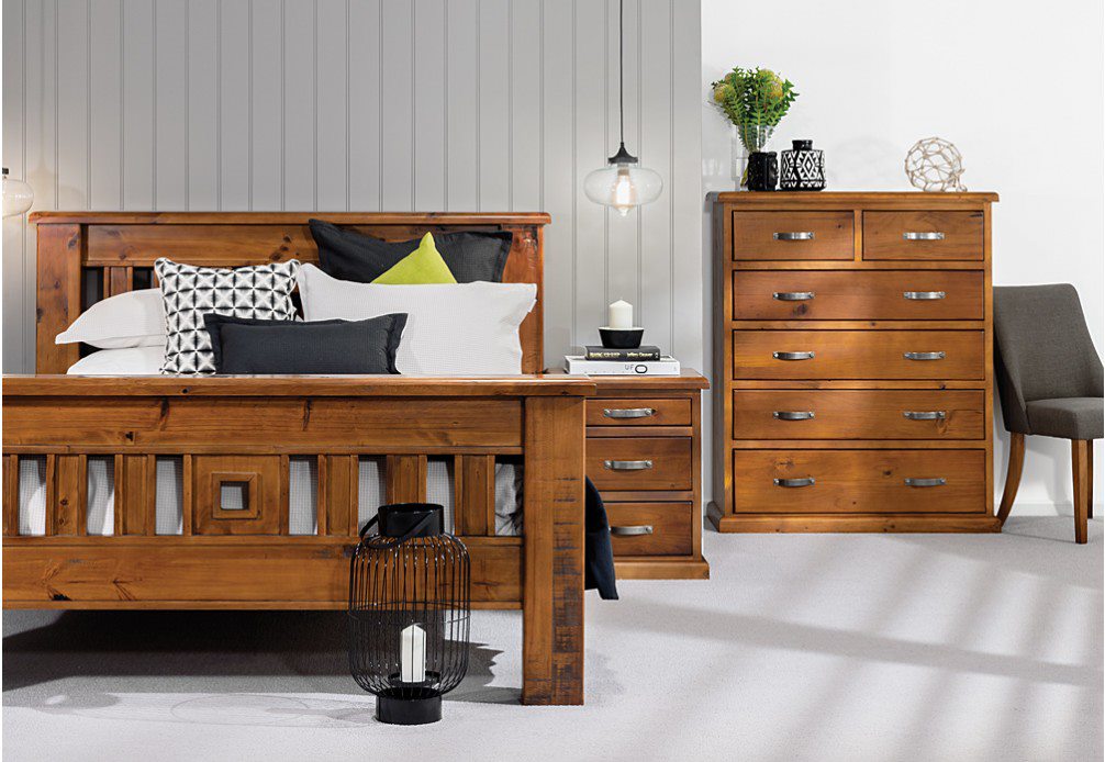 Amado Style 4-Piece Solid Pine Wood Bedroom Suite